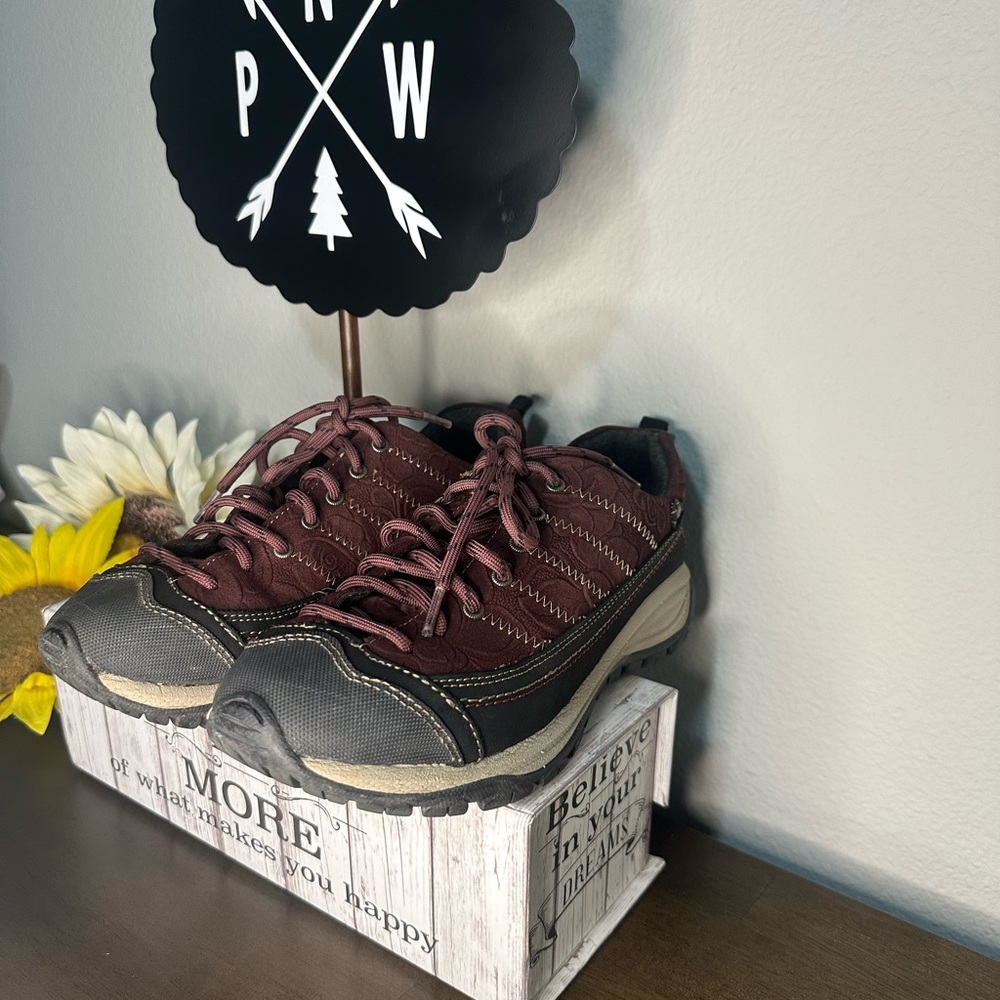 Taos Women's Motion City Hiker Burgundy/Black Embossed Suede Gorpcore Hiker ~ 7 - Picture 6 of 9